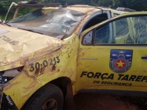 Viatura com 4 PMs perde controle, colide com cavalo e deixa idoso ferido