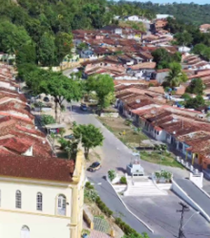 Teto de residência em Fernão Velho desaba após chuvas em Maceió