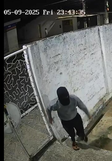 Grupo encapuzado é flagrado quebrando câmeras de segurança no município de Coqueiro Seco