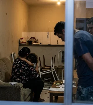 Mãe usa faca contra o companheiro para defender criança arremessada contra a parede em Maceió