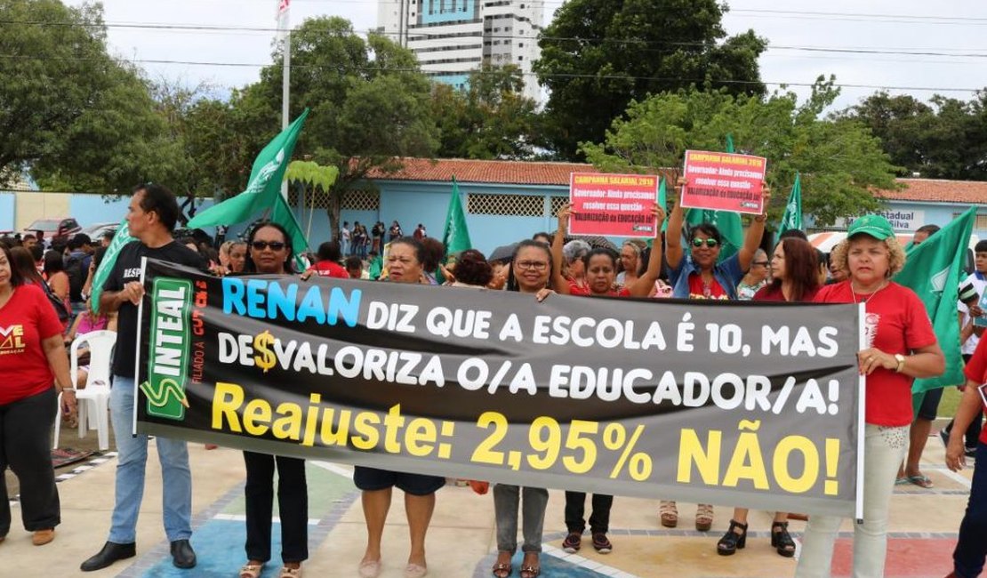 Protesto do Sinteal por aumento de salário tem estudantes entre manifestantes