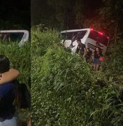 [Vídeo] Ônibus que saiu pista e caiu em área de mata na AL-101 transportava estudantes do Pilar