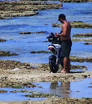 Homem é detido após trafegar com moto elétrica sobre corais na Ponta Verde