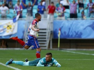 Com três de Gilberto, Bahia domina Flamengo na Fonte Nova