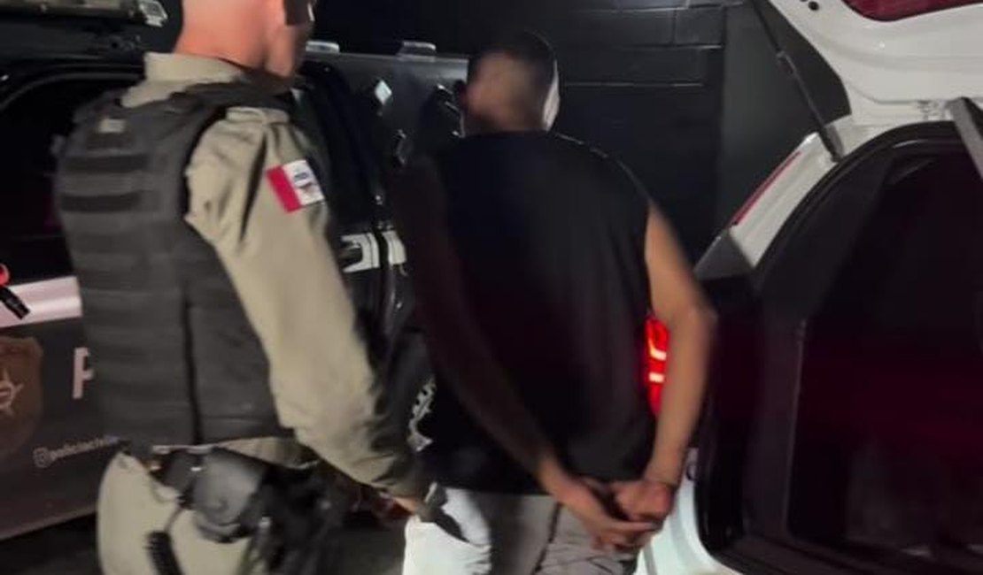 Suspeito de roubo é espancado pela população e preso em Maceió