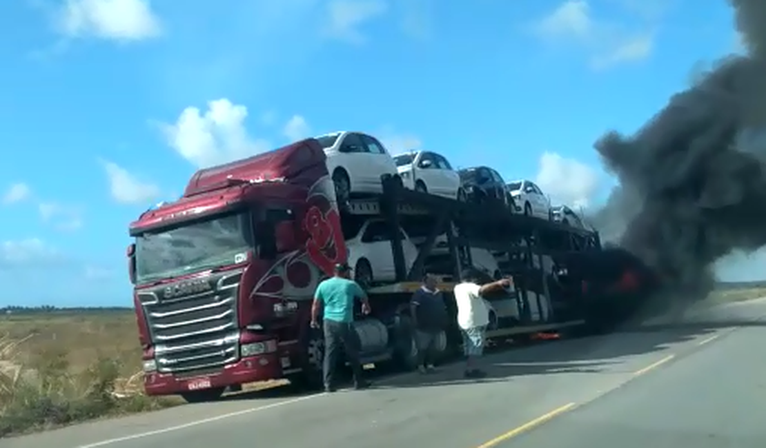 [Vídeo] Carros são destruídos após incêndio em caminhão-cegonha 