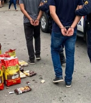 Dupla é presa em flagrante após furtar pacotes de café em supermercado de Arapiraca