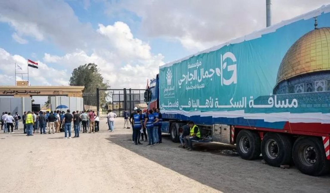 Os caminhões que esperam na fronteira para levar ajuda humanitária a Gaza