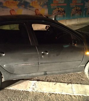 Após desviar de veículo, carro sai da pista em Maceió