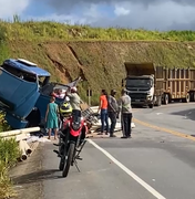Caminhão com carga de tubos de PVC colide contra barreira na BR-416, em Colônia Leopoldina