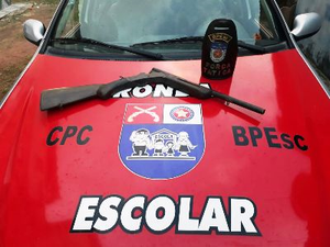 Polícia apreende arma de fogo escondida em garagem de residência no Tabuleiro
