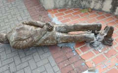 Estátua de Ariano Suassuna é alvo de vandalismo no Recife