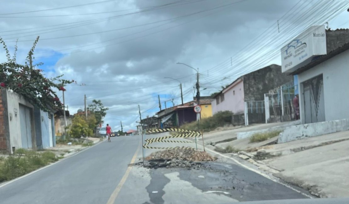 Buracos deixados pela Casal causam transtornos e revolta em Arapiraca