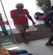 [Vídeo] Dupla armada assalta clientes e funcionários em loja de aluguel de roupas, em Arapiraca