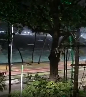 Ressaca forte assusta moradores e provoca estragos na orla de Maceió