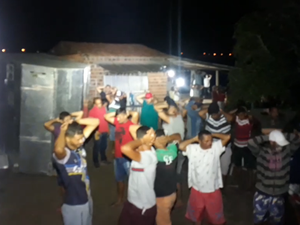 [Vídeo] Denúncia de aglomeração em Arapiraca resulta em apreensão de galos, drogas e arma