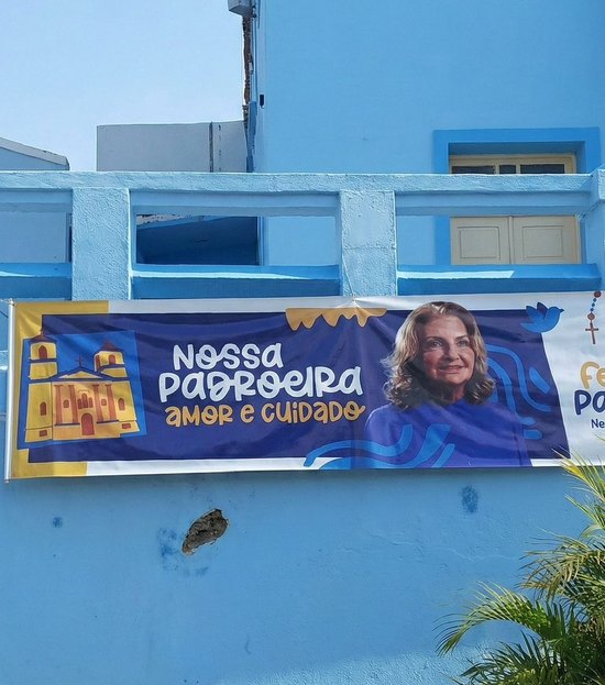Banners com imagem da prefeita no entorno da igreja geram revolta às vésperas da festa da padroeira de Pilar