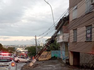 Carro colide com poste e fios elétricos caem sobre rua em Maceió