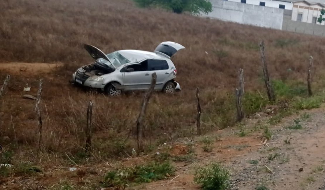 Motorista capota carro após cochilar ao volante em Palmeira dos Índios