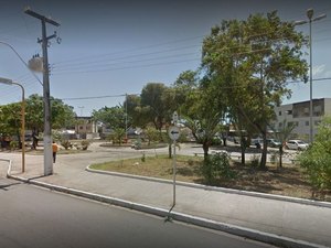 Casal inicia reparo de tubulação de esgoto na Avenida Dona Constança