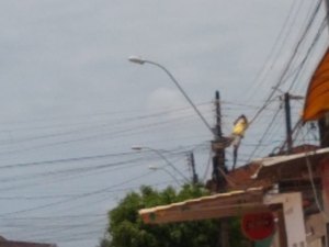 Homem morre eletrocutado ao subir em poste para fazer ligação clandestina