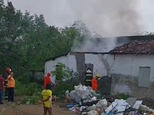 Incêndio atinge residência em Coruripe da Cal em Palmeira na manhã desta segunda (14)