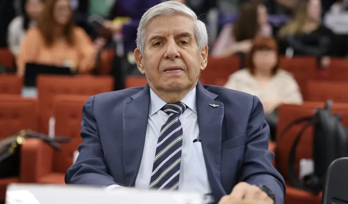 Moraes manda general Augusto Heleno para prisão domiciliar