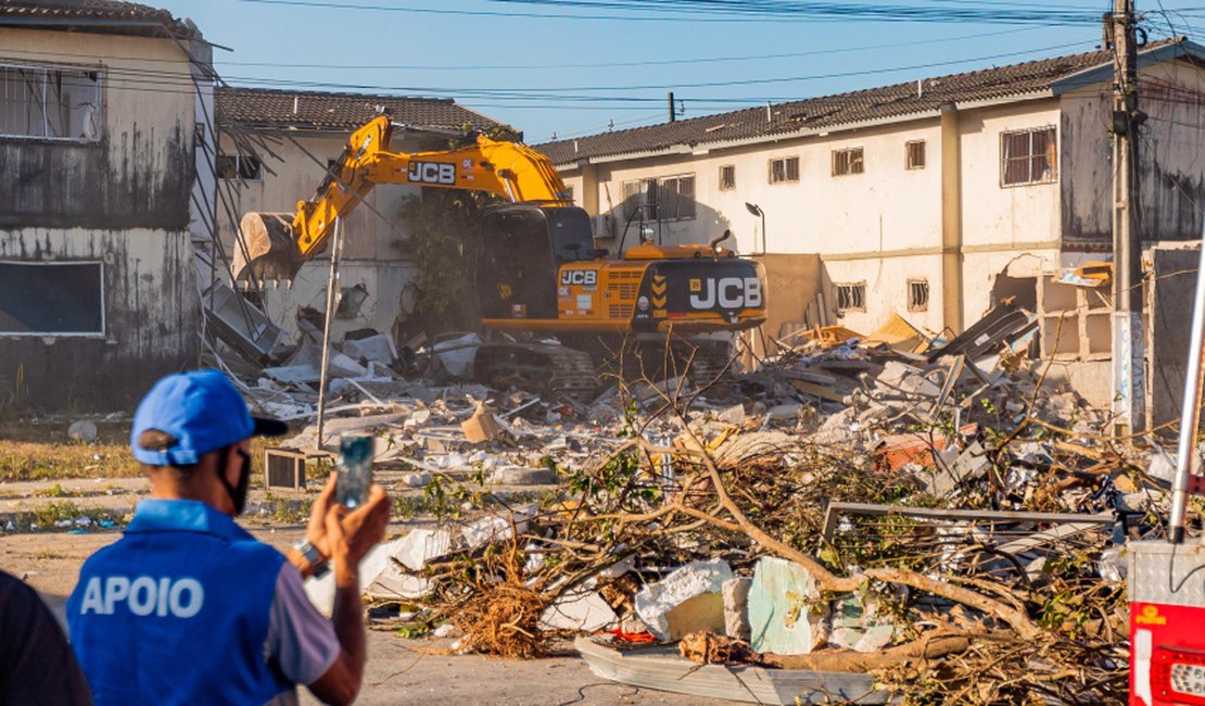 Prefeitura de Maceió inicia remoção de entulhos de prédio que desabou após explosão