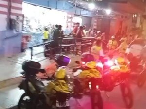 Homem é atacado brutalmente com arma branca em frente supermercado do Benedito
