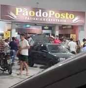 Populares flagram festa e aglomeração em posto de gasolina em Arapiraca