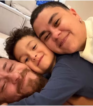 Fred recebe carinho de filho e irmão após levar tiro de raspão em balada