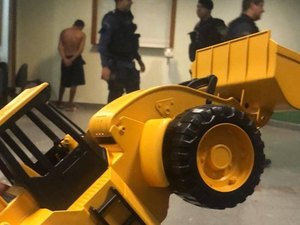 Com filho no carro, pai é preso ao abordar garotas de programa