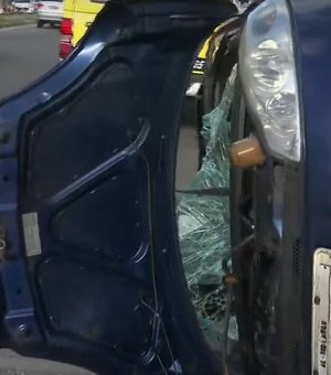 Carro capota após colidir com van na Avenida Siqueira Campos