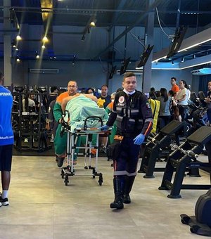 Homem é socorrido após barra de supino despencar sobre o peito em academia no Farol