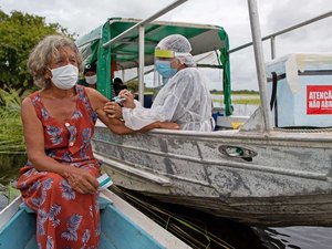 Vacinação avança, óbitos caem e UTIs têm lotação menor, mostra boletim da Fiocruz