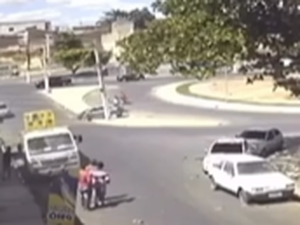 Homem perde controle de veículo e colide contra poste, em Arapiraca