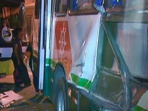 Acidente envolvendo dois ônibus deixa passageiros feridos no Centro de Maceió