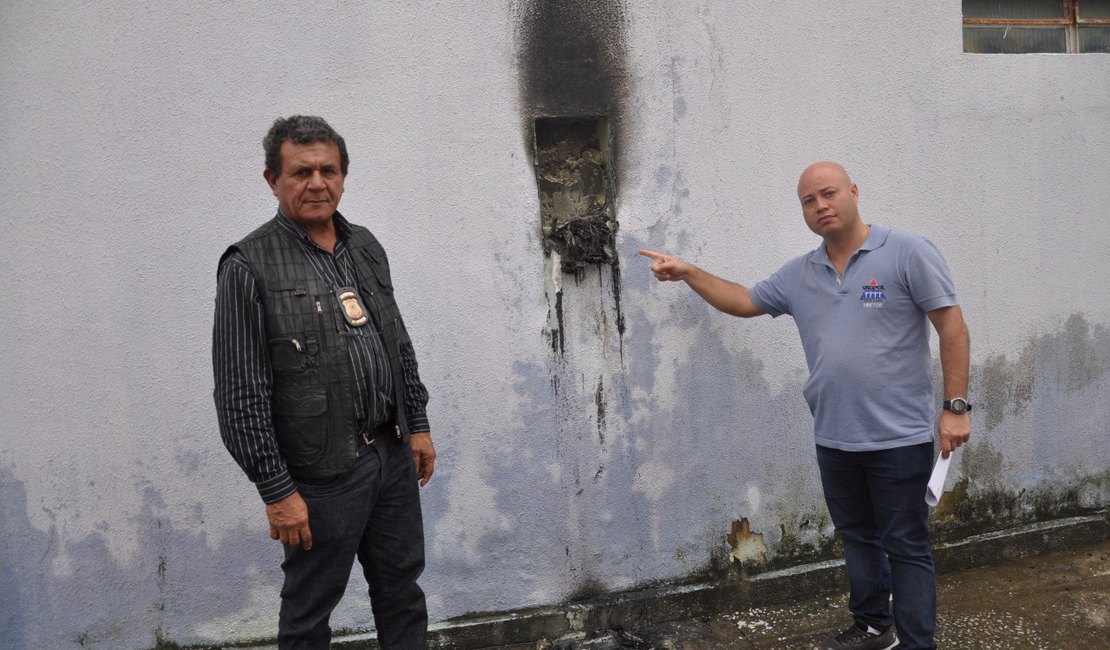 Vídeo: medidor de energia de delegacia explode e pega fogo em Maceió
