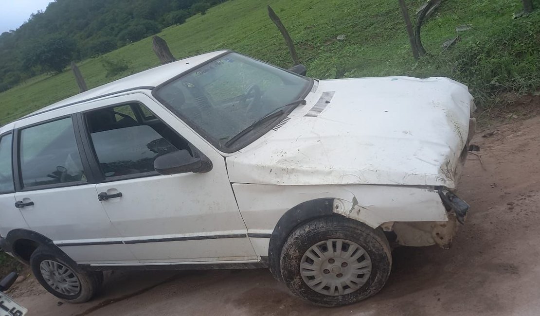 Idoso tem ferimento na perna após capotar carro em Pariconha, Sertão de Alagoas