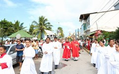 Fieis participam de procissão em homenagem a São Pedro em Maragogi