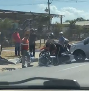 Colisão entre carro e moto é registrada na Avenida Menino Marcelo, em Maceió