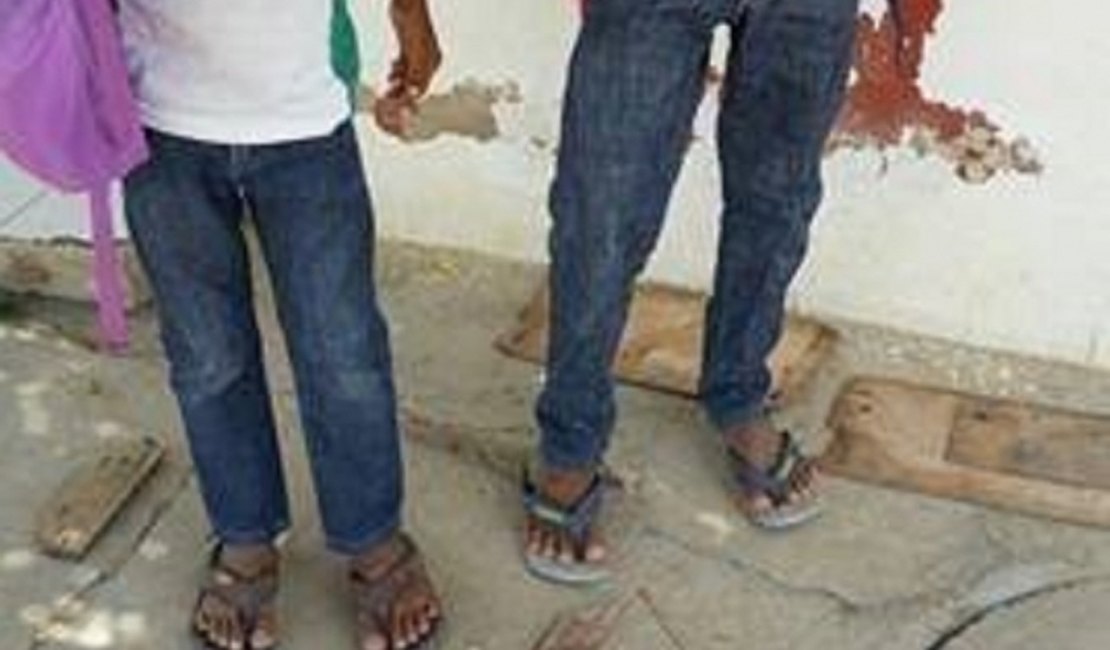 Denúncia: estudantes estariam sendo proibidos de assistir aula por usar sandálias