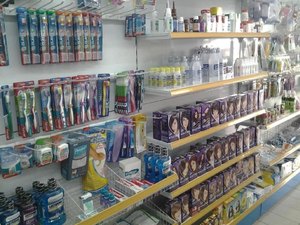 Assaltantes invadem drogaria e roubam dinheiro, celular e produtos