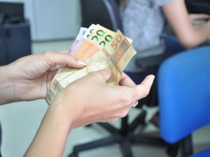 Em um ano, salários de servidores de prefeituras custaram, em média, R$ 1,8 mil por cidadão
