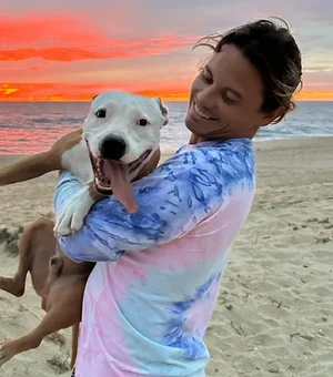 Surfista viraliza ao jogar corpo de cachorro no mar e divide opiniões