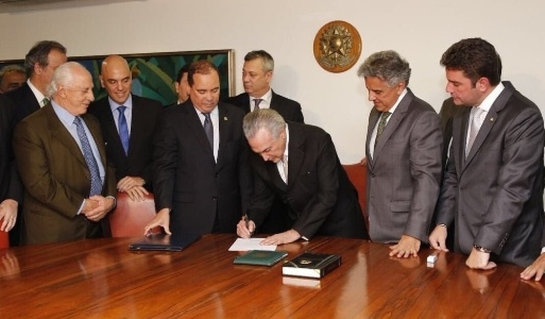 Em 1ª reunião ministerial, Temer rebate acusação de que seu governo seria ilegítimo