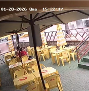 [Vídeo] Câmeras registram tombamento de caminhão de lixo na Ponta Verde