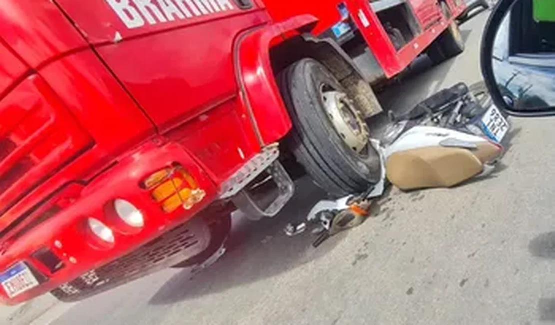 Motociclista vai parar debaixo de caminhão após acidente em Penedo