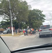 Colisão entre carro e moto deixa mulher ferida na entrada do Conjunto Eustáquio Gomes