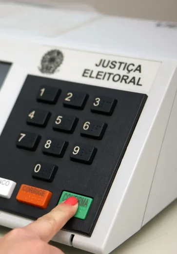 Eleitor verá seis fotos na urna eletrônica ao votar para o Senado; entenda